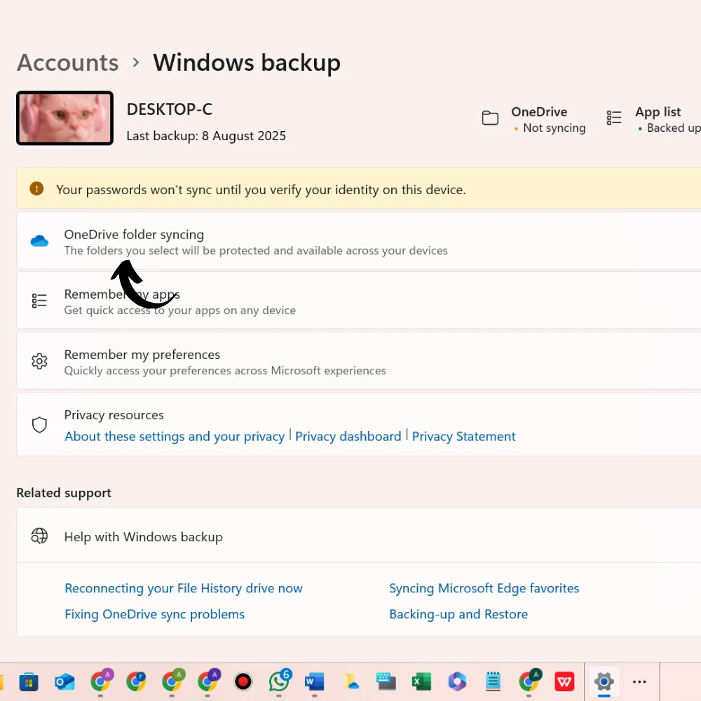 Screenshot showing Windows 11 backup settings with arrow pointing to OneDrive folder syncing option.