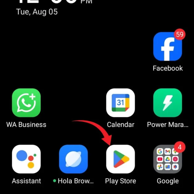 Play Store app highlighted with arrow on Android phone