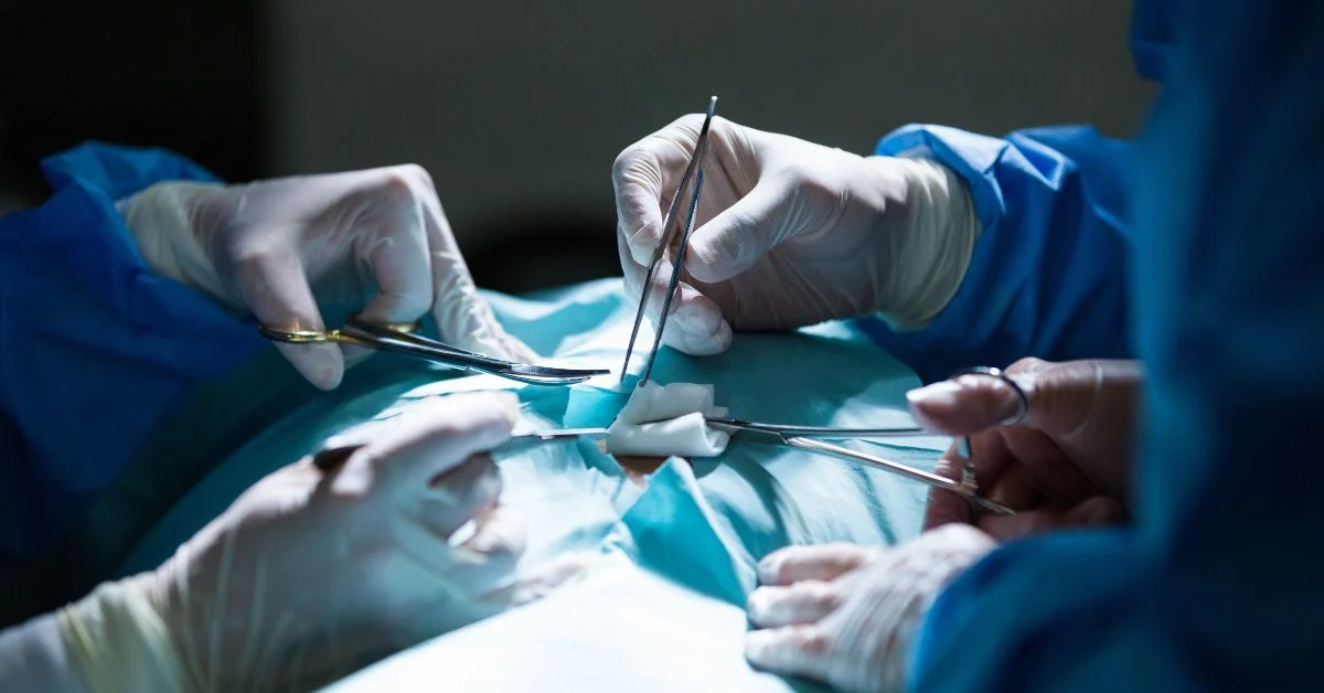 surgeons-performing-operation-ope